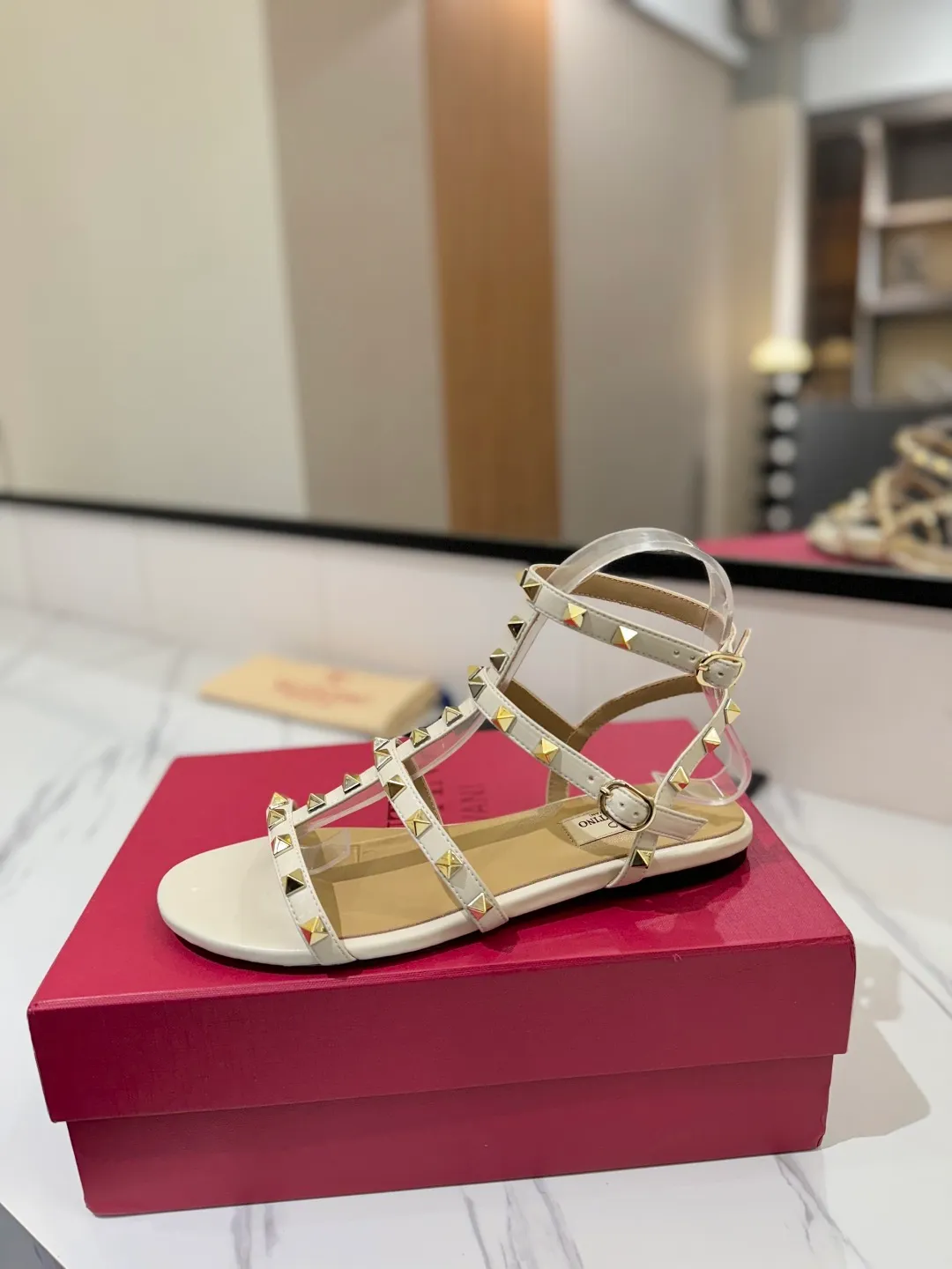 👟👟Ex-factory price 520👟👟 Valentino/Valentino rivet VT classic ankle-wrap rivet sandals, timeless 🆕 deeply rooted in people's hearts❤️A must-have item that never goes out of style🫰top replica! The side curves are perfect, the original molded custom-made rust-free rivets, and the textured hardware bring out a full sense of high-end, giving you a genuine foot feel! The first choice for high-end customers❤️ [Material] Upper: Original imported customized cowhide Inner lining: Original imported goatskin Outsole: Imported pearlescent leather outsole Code number: 35-39 [34, 40, 41, 42 are custom-made and cannot be returned or exchanged]
